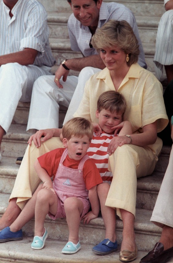 Princess Dianas Sweetest Mom Moments With Prince William And Prince Harry Photos Kate 