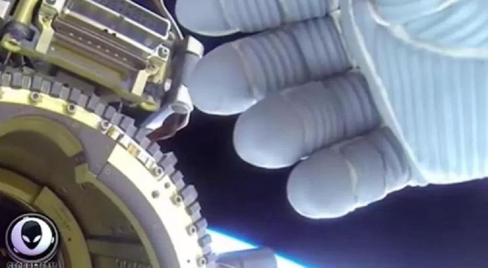 UFO Sighting: NASA Astronaut's Hand 'Hid' Mysterious Flashing Light [VIDEO] - Enstarz