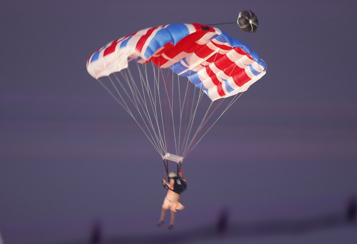 [Bild: a-parachutist-dressed-as-queen-elizabeth...7-2012.jpg]