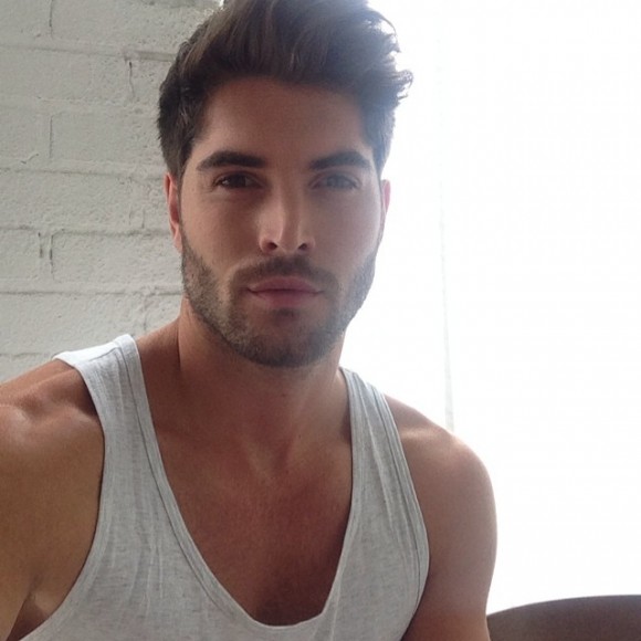 Nick Bateman Model: Instagram Star Shows Off His Scruff & Biceps As He ...